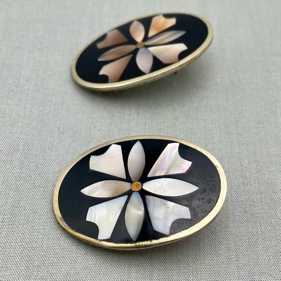 Mexico Alpaca Silver Oval Earrings with Floral Patterned Mother of Pearl Inlay - Picture 6 of 9